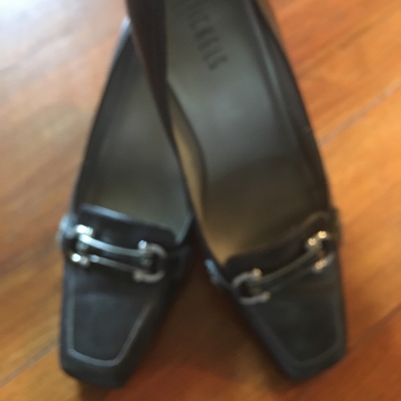 2/$25 GUC ladies 3" heeled black shoes 8 1/2 - Picture 3 of 8